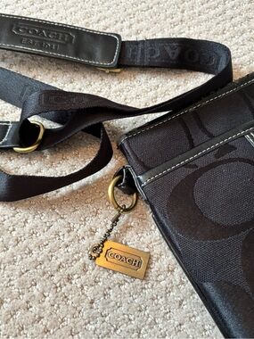 COACH Messenger Bag Strap w. Burnished Gold Color Hardware. (Bag not suitable)